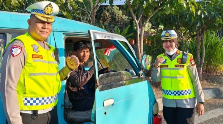 Satlantas Polrestabes Makassar Bagikan Bendera Merah Putih Gratis