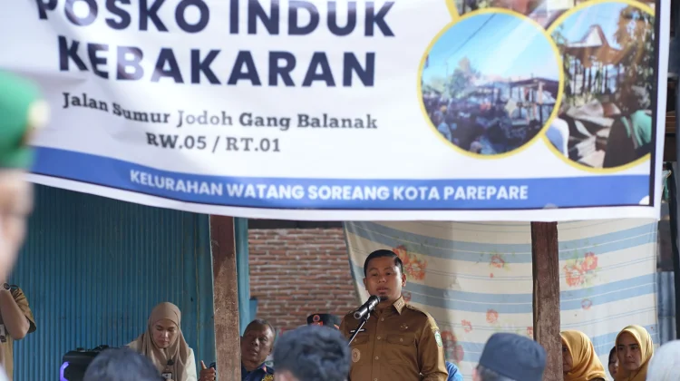 Wali Kota Parepare Serahkan Bantuan Tunai untuk Korban Kebakaran Watang Soreang
