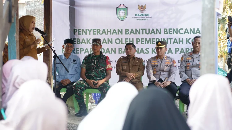 Wali Kota Parepare Serahkan Bantuan Tunai untuk Korban Kebakaran Watang Soreang