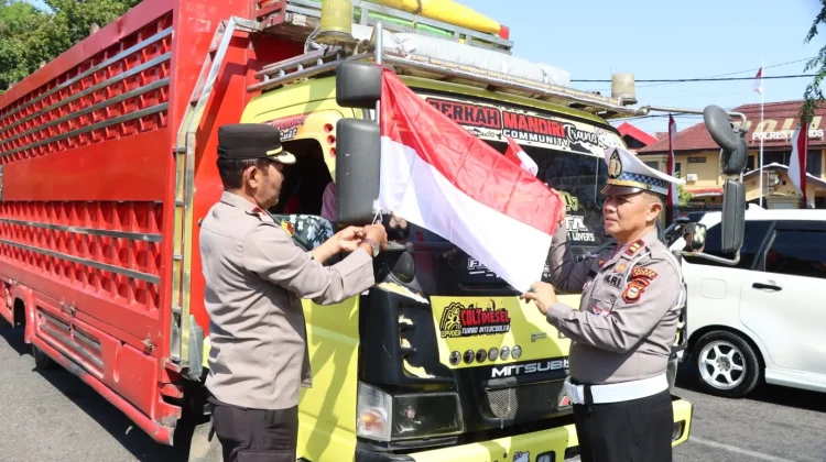 Polres Maros Turun ke Jalan, Bagikan Merah Putih untuk Semarakkan Kemerdekaan