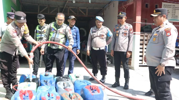 Polres Selayar Bawa 10 Ribu Liter Air Bersih untuk Warga Appatanah