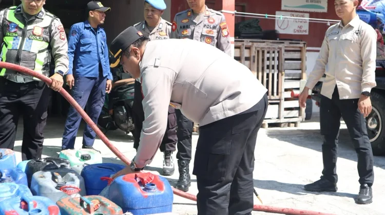 Polres Selayar Bawa 10 Ribu Liter Air Bersih untuk Warga Appatanah