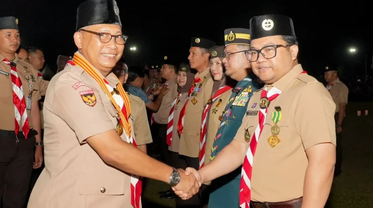 Wakil Bupati Gowa dan Ketua TP PKK Terima Lencana Pramuka di Jambore Nasional