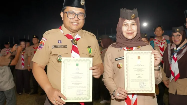 Wakil Bupati Gowa dan Ketua TP PKK Terima Lencana Pramuka di Jambore Nasional