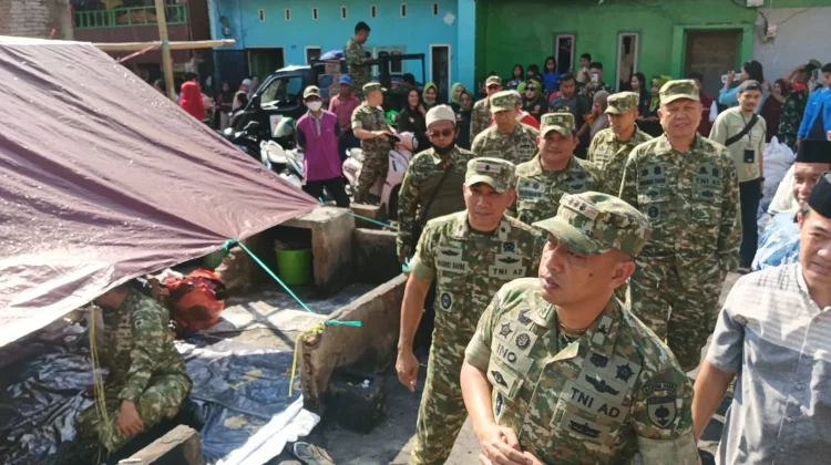 Dandim 1408/Makassar Salurkan Bantuan Korban Kebakaran di Kandea