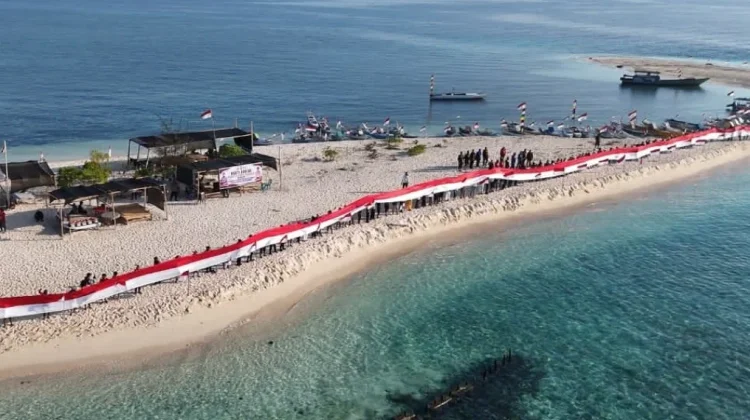 Polda Sulsel Bentangkan Bendera Merah Putih 81 Meter di Kodingareng Keke