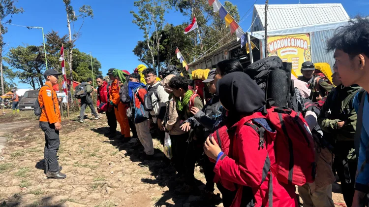 Ribuan Pendaki Padati Gunung Bawakaraeng jelang Perayaan HUT RI