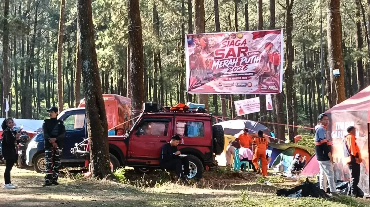 Ribuan Pendaki Kibarkan Bendera Merah Putih di Puncak Gunung Bawakaraeng