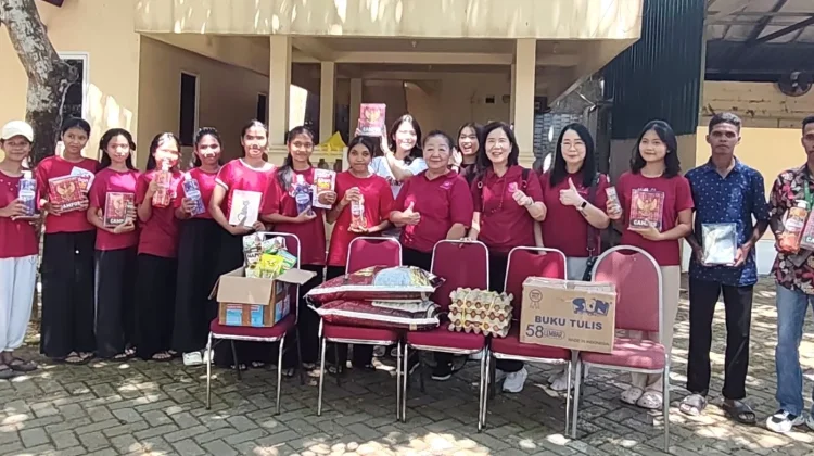 Wanita Permabudhi Sulsel Berbagi Kasih, Salurkan Bantuan untuk Anak Asuh di Gowa