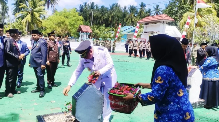 Wabup Selayar Ziarah ke TMP Barugaia Usai Upacara HUT RI