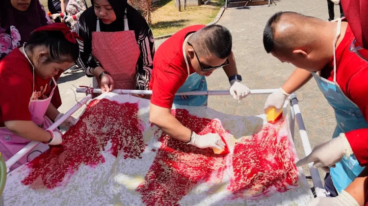 Belasan Anak Down Syndrome Ciptakan Batik Motif Tanpa Batas