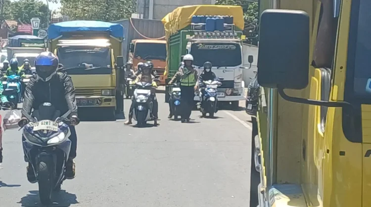 Antrean Panjang Kendaraan di SPBU Daya, Polisi Upayakan Pengaturan Lalu lintas