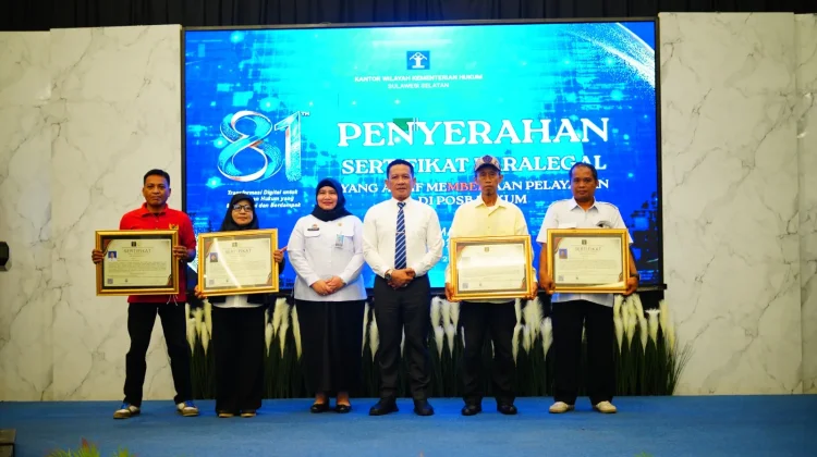 Kemenkum Sulsel Serahkan Sertifikat kepada Empat Paralegal di Hari Pengayoman