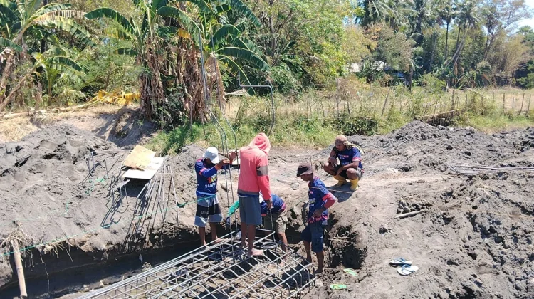 TNI dan Warga Gotong Royong Bangun Jembatan Jatia