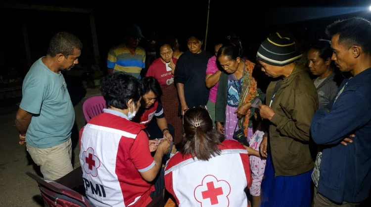 Meski Gelap, Tim Medis PMI Tetap Berikan Layanan Kesehatan