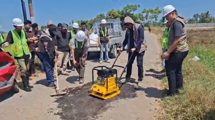 Akademisi dan Pemuda Takalar Kolaborasi Perbaiki Jalan Rusak