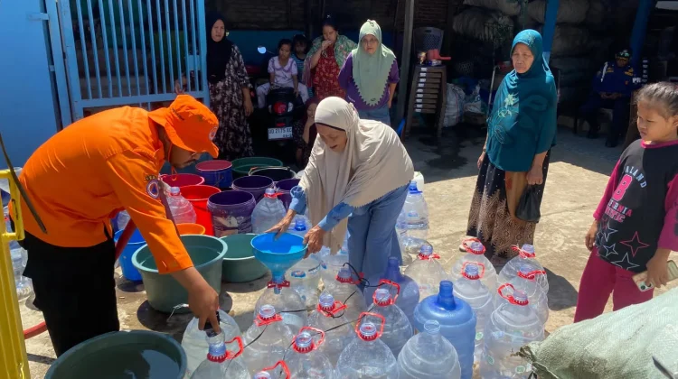 BPBD Makassar Salurkan 5.000 Liter Air ke 23 Titik Kekeringan