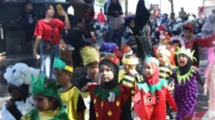 Warna-Warni Karnaval Anak Meriahkan HUT ke-81 RI di Pantai Losari