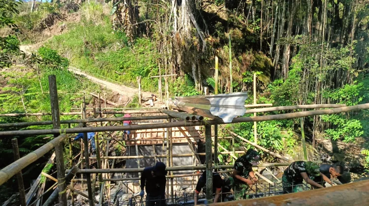 TNI dan Warga Gowa Gotong Royong Bangun Jembatan Ere Pucca
