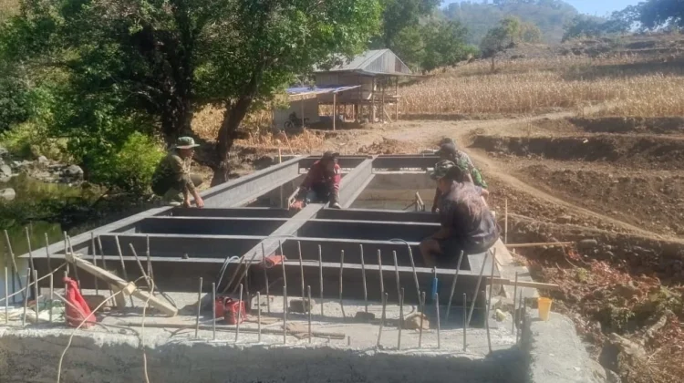 Sinergi TNI Warga Pacu Jembatan Badenglolo Gowa