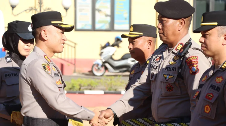 Apresiasi Dedikasi Personel, Kapolres Maros Serahkan Penghargaan