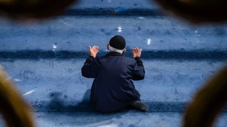 Ulasan Fikih Adab Makan bagi Penyandang Disabilitas hingga Doa usai Salat