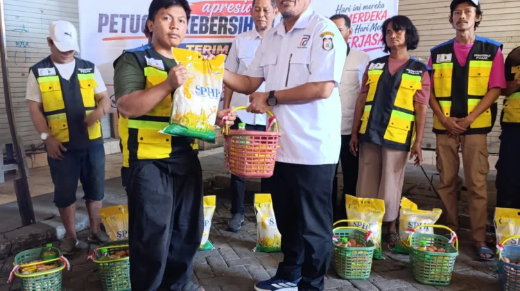 Puluhan Petugas Kebersihan Pasar Terima Sembako, Bentuk Apresiasi Perumda Pasar