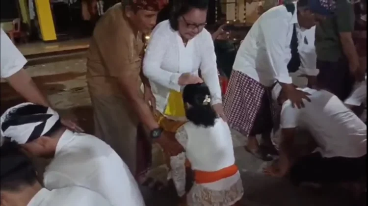 Sungkeman Penuh Haru, Wujud Bakti Anak kepada Orang Tua dalam Upacara Metatah