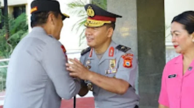 Kapolda beri Laporan Kenaikan Pangkat bagi Kepala Biro Logistik Polda Sulsel