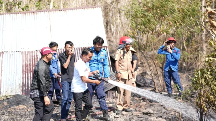 Bupati Sidrap Turun Padamkan Kebakaran di Lawawoi