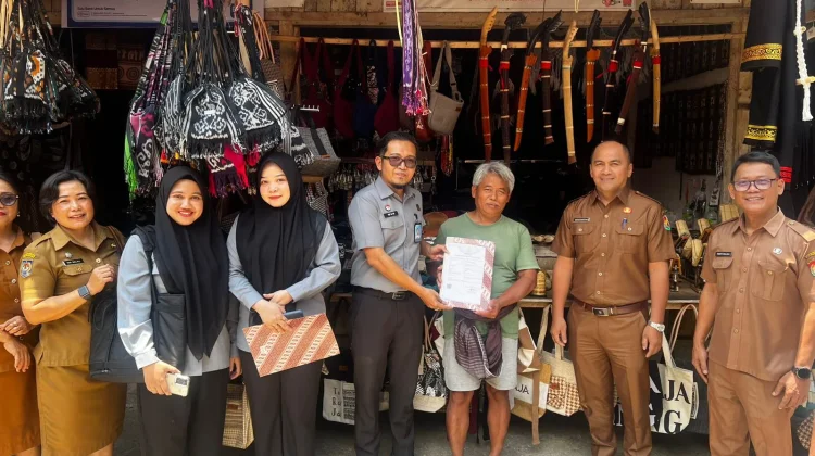 Kemenkum Sulsel Serahkan 3 Surat Pencatatan Ciptaan Jenis Ukiran di Toraja