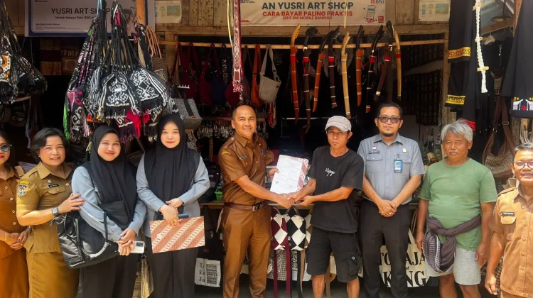 Kemenkum Sulsel Serahkan 3 Surat Pencatatan Ciptaan Jenis Ukiran di Toraja