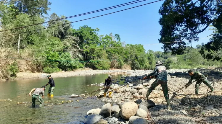 TNI dan Warga Percepat Pembangunan Jembatan Buakkang
