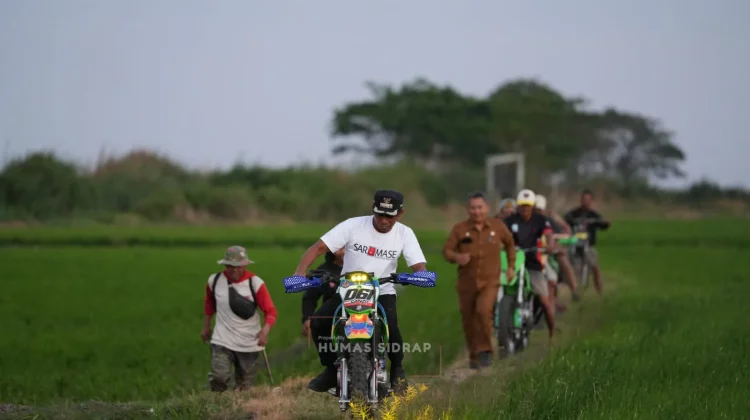 Bupati Sidrap Cek Sawah Arateng, Serahkan 18 Pompa Air