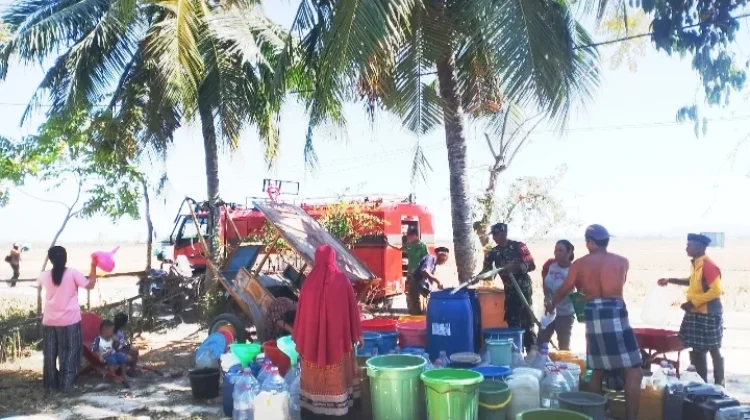 Kemarau Melanda, TNI Salurkan Air Bersih untuk 166 KK di Soreang Maros