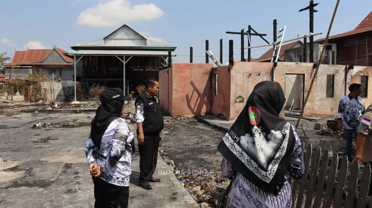 Wabup Sidrap Serahkan Santunan Korban Kebakaran Teteaji