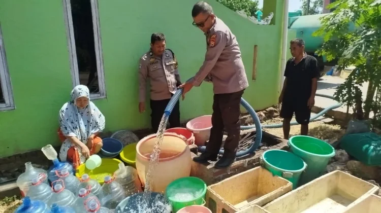 Air Sulit Didapat, Polsek Lau Hadir Bawa 5.500 Liter Air Bersih