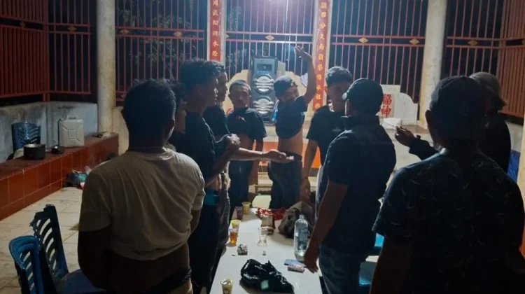Personil Polsek Manggala Menindak Pelaku Pesta Minuman Keras