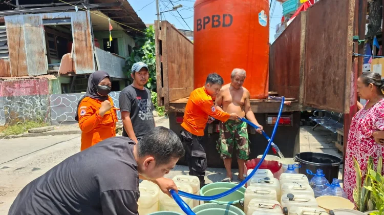 BPBD Makassar Salurkan 4.500 Liter Air Bersih ke Warga Camba Berua