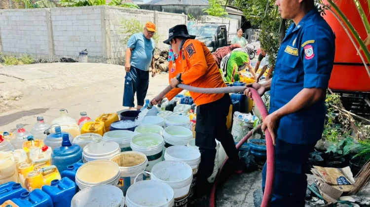 Ribuan Liter Air Bersih Disalurkan untuk Warga Buloa