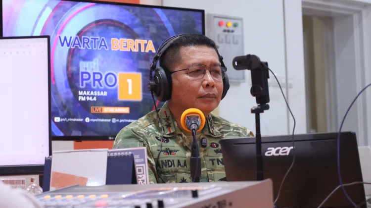 Sang Jendral TNI AL Baca Berita di RRI Makassar