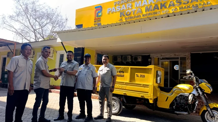 DLH Makassar Hibahkan Motor Tiga Roda untuk Pasar Senggol