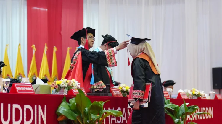 Pesan untuk Wisudawan Unhas, Prof. JJ Tekankan Pentingnya Adaptasi AI