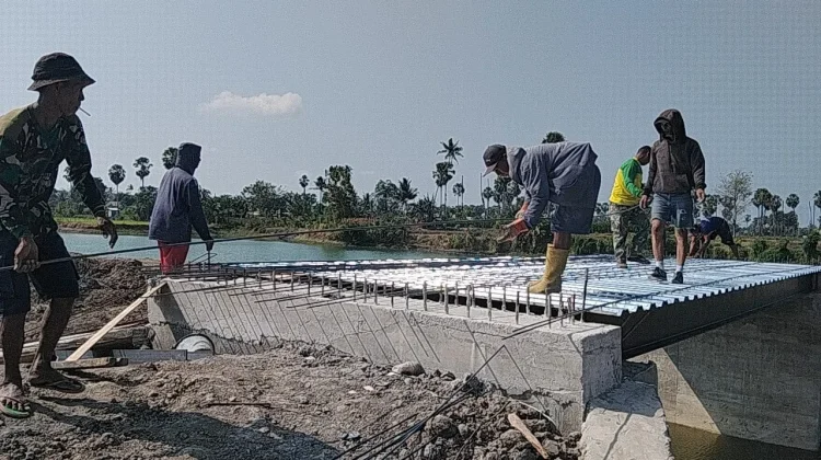 Gotong Royong TNI dan Warga, Jembatan Pabbundukang Capai 71 Persen