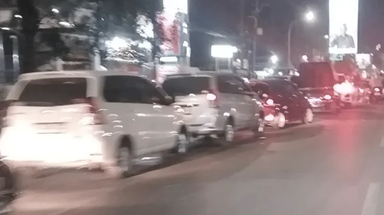 Antrean BBM Tak Kunjung Usai, Mantan Legislator Minta Pertamina Ambil Kendali