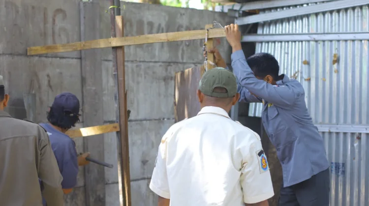 Fasum Dikembalikan, Tiga Bangunan Semi Permanen di Biringkanaya Ditertibkan