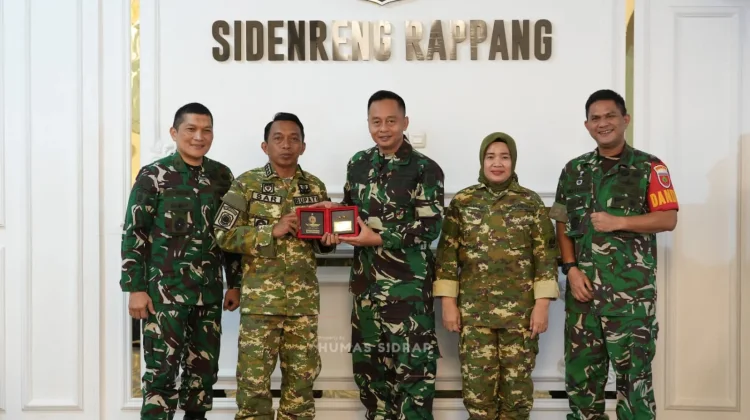 Prajurit Kostrad Ramaikan Langit Sidrap lewat Terjun Payung