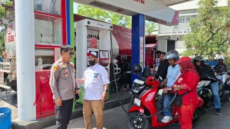 Polsek Ujung Pandang Respon Terjadinya Antrian Panjang di SPBU