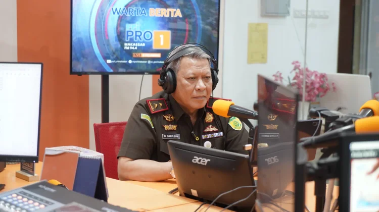 Kajati Sulsel Lugas Membaca Berita di RRI Makassar