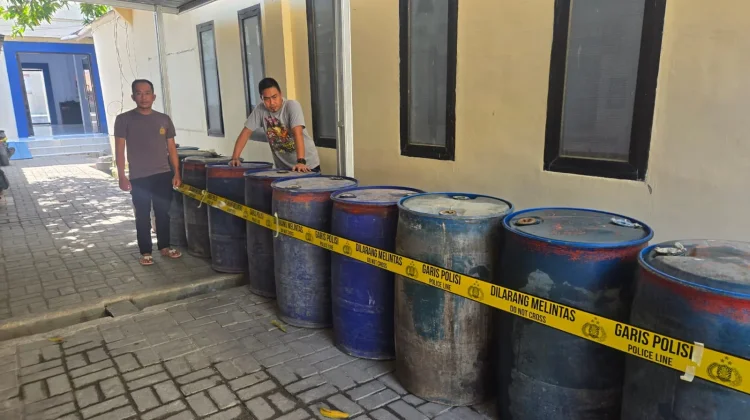 Diduga Ditimbun, Polres Selayar Amankan 13 Drum Solar di Bontoharu